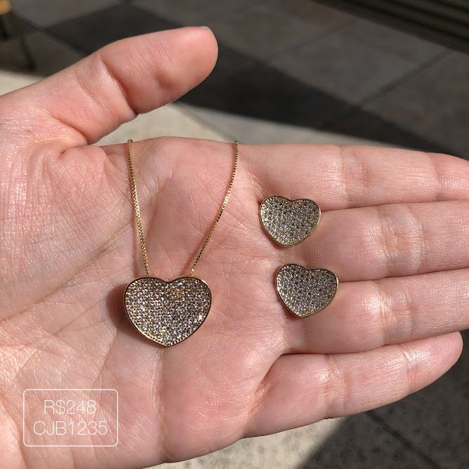 Conjunto Coração Abaulado p/ Dentro Cravejado Cristal Dourado